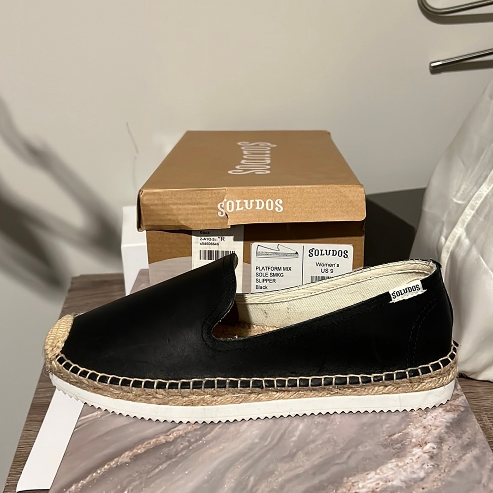 Solidly platform slipper